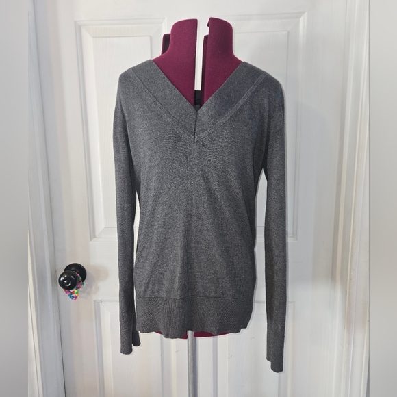 Banana Republic Sweaters - Banana Republic Silk Cashmere Charcoal V Neck Sweater XS